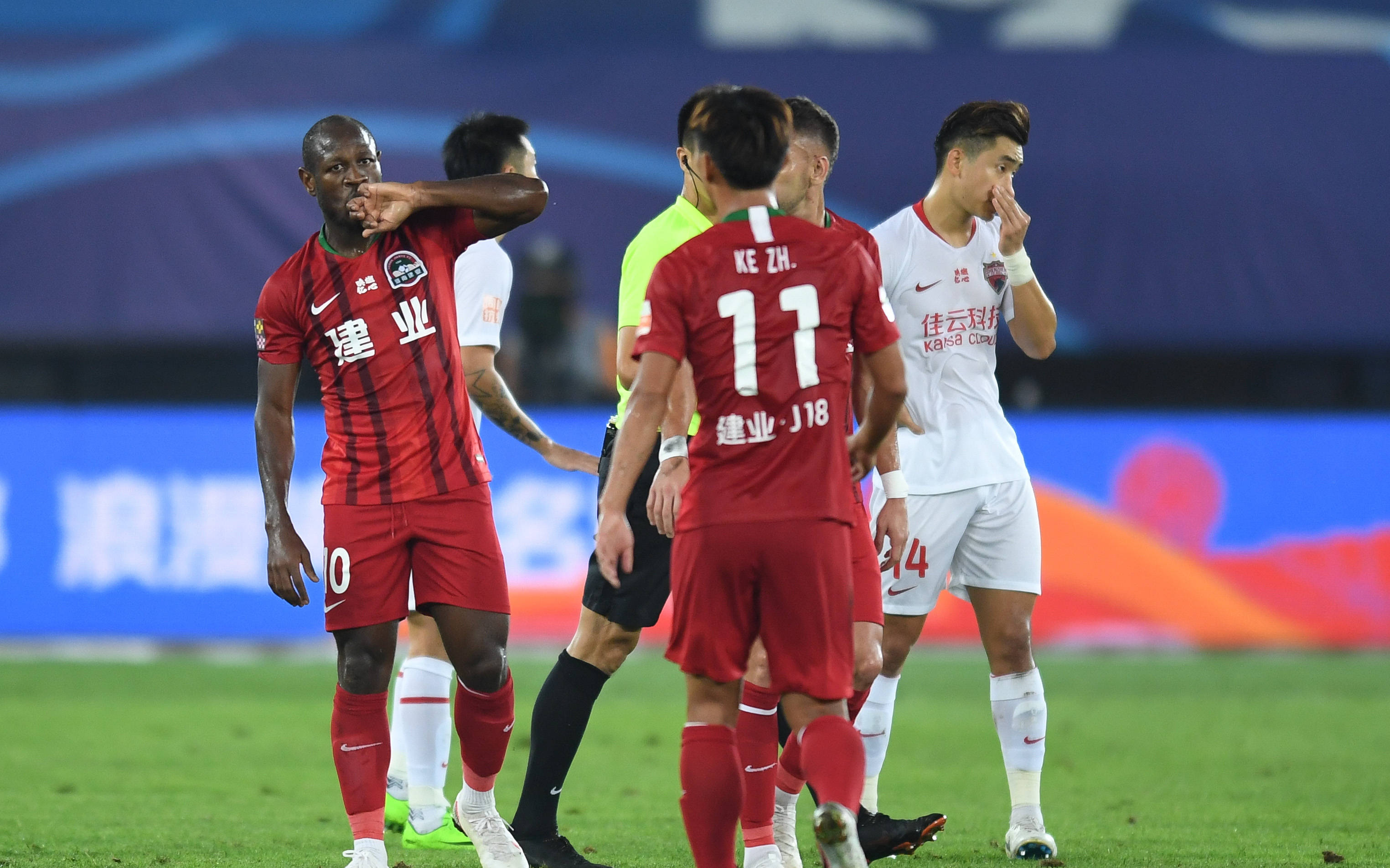 今晨罗马调整名单以备欧超杯广州队围绕欧篮联门线救险，JackeyLove与60激战IG分钟看傻球迷的简单介绍